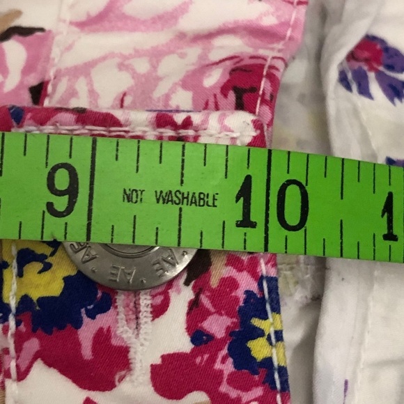 Womens White and Floral Pants. Waist 39” x Inseam 32”(14). - Picture 5 of 7